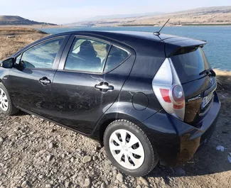 Toyota Prius C 2014 zur Miete verfügbar in Tiflis, mit Kilometerbegrenzung unbegrenzte.