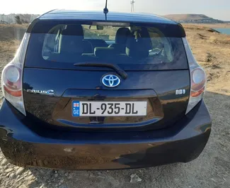 Innenraum von Toyota Prius C zur Miete in Georgien. Ein großartiges 5-Sitzer Fahrzeug mit Automatisch Getriebe.