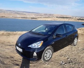 Frontansicht eines Mietwagens Toyota Prius C in Tiflis, Georgien ✓ Auto Nr.9235. ✓ Automatisch TM ✓ 0 Bewertungen.