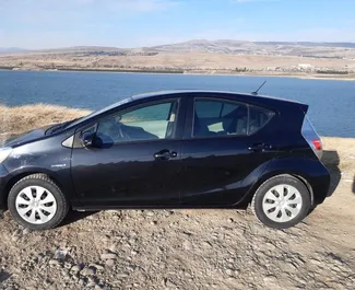 Benzin 1,5L Motor von Toyota Prius C 2014 zur Miete in Tiflis.