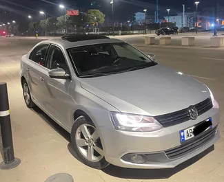 Frontansicht eines Mietwagens Volkswagen Jetta am Flughafen von Tirana, Albanien ✓ Auto Nr.9305. ✓ Automatisch TM ✓ 0 Bewertungen.