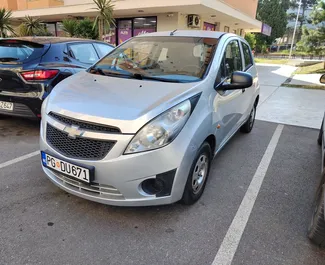 Frontansicht eines Mietwagens Chevrolet Spark in Podgorica, Montenegro ✓ Auto Nr.9317. ✓ Schaltgetriebe TM ✓ 0 Bewertungen.