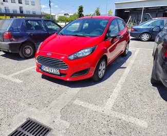 Frontansicht eines Mietwagens Ford Fiesta in Podgorica, Montenegro ✓ Auto Nr.9313. ✓ Schaltgetriebe TM ✓ 0 Bewertungen.