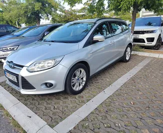 Frontansicht eines Mietwagens Ford Focus SW in Podgorica, Montenegro ✓ Auto Nr.9315. ✓ Automatisch TM ✓ 0 Bewertungen.