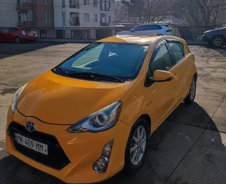 Frontansicht eines Mietwagens Toyota Prius C in Tiflis, Georgien ✓ Auto Nr.9303. ✓ Automatisch TM ✓ 1 Bewertungen.