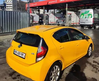 Mietwagen Toyota Prius C 2015 in Georgien, mit Hybride-Kraftstoff und 75 PS ➤ Ab 75 GEL pro Tag.