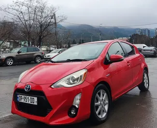 Frontansicht eines Mietwagens Toyota Prius C in Tiflis, Georgien ✓ Auto Nr.9302. ✓ Automatisch TM ✓ 0 Bewertungen.