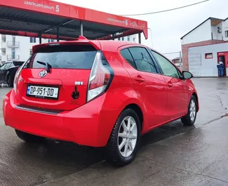 Mietwagen Toyota Prius C 2015 in Georgien, mit Hybride-Kraftstoff und 75 PS ➤ Ab 75 GEL pro Tag.