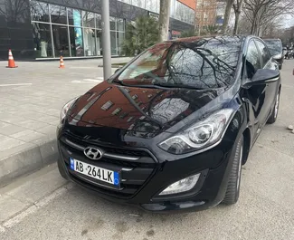 Frontansicht eines Mietwagens Hyundai i30 am Flughafen von Tirana, Albanien ✓ Auto Nr.9031. ✓ Automatisch TM ✓ 1 Bewertungen.