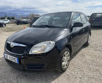 Frontansicht eines Mietwagens Skoda Fabia am Flughafen von Tirana, Albanien ✓ Auto Nr.9322. ✓ Schaltgetriebe TM ✓ 0 Bewertungen.