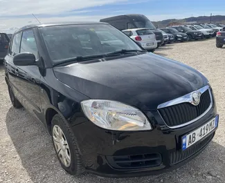 Autovermietung Skoda Fabia Nr.9322 Schaltgetriebe am Flughafen von Tirana, ausgestattet mit einem 1,2L Motor ➤ Von Romeo in Albanien.