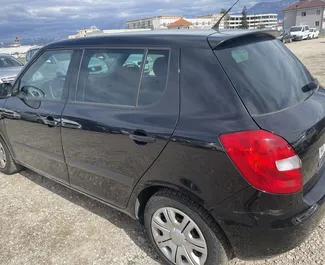 Mietwagen Skoda Fabia 2010 in Albanien, mit Benzin-Kraftstoff und 77 PS ➤ Ab 20 EUR pro Tag.