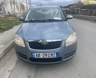 Frontansicht eines Mietwagens Skoda Fabia am Flughafen von Tirana, Albanien ✓ Auto Nr.9321. ✓ Schaltgetriebe TM ✓ 0 Bewertungen.