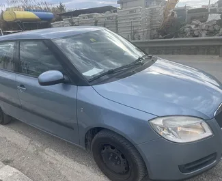 Autovermietung Skoda Fabia Nr.9321 Schaltgetriebe am Flughafen von Tirana, ausgestattet mit einem 1,2L Motor ➤ Von Romeo in Albanien.