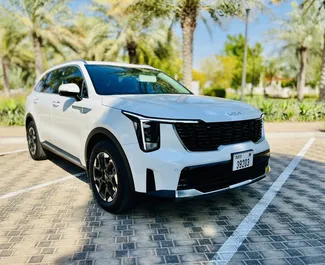 Frontansicht eines Mietwagens Kia Sorento am Flughafen Dubai Al Maktoum, VAE ✓ Auto Nr.8932. ✓ Automatisch TM ✓ 0 Bewertungen.