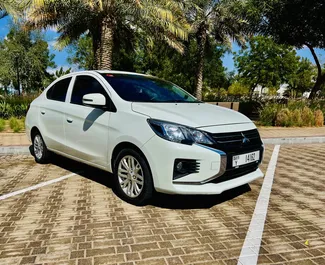 Frontansicht eines Mietwagens Mitsubishi Attrage am Flughafen Dubai Al Maktoum, VAE ✓ Auto Nr.9118. ✓ Automatisch TM ✓ 1 Bewertungen.