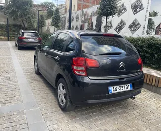 Frontansicht eines Mietwagens Citroen C3 am Flughafen von Tirana, Albanien ✓ Auto Nr.9251. ✓ Schaltgetriebe TM ✓ 0 Bewertungen.