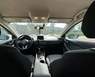 Innenraum von Mazda 3 zur Miete in Armenien. Ein großartiges 5-Sitzer Fahrzeug mit Automatisch Getriebe.