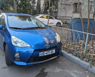 Frontansicht eines Mietwagens Toyota Prius C in Tiflis, Georgien ✓ Auto Nr.9240. ✓ Automatisch TM ✓ 1 Bewertungen.