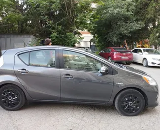 Hybride 1,5L Motor von Toyota Prius C 2013 zur Miete in Tiflis.