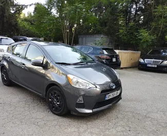 Mietwagen Toyota Prius C 2013 in Georgien, mit Hybride-Kraftstoff und 99 PS ➤ Ab 75 GEL pro Tag.