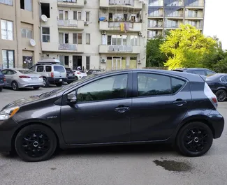 Toyota Prius C 2013 zur Miete verfügbar in Tiflis, mit Kilometerbegrenzung unbegrenzte.