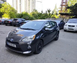 Frontansicht eines Mietwagens Toyota Prius C in Tiflis, Georgien ✓ Auto Nr.9242. ✓ Automatisch TM ✓ 1 Bewertungen.