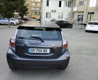 Innenraum von Toyota Prius C zur Miete in Georgien. Ein großartiges 5-Sitzer Fahrzeug mit Automatisch Getriebe.