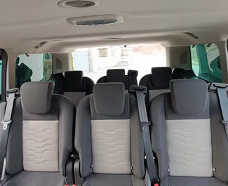 Innenraum von Ford Tourneo Custom zur Miete in Albanien. Ein großartiges 8-Sitzer Fahrzeug mit Schaltgetriebe Getriebe.