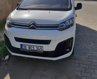 Frontansicht eines Mietwagens Citroen Space Tourer Long am Flughafen Izmir, Türkei ✓ Auto Nr.8584. ✓ Automatisch TM ✓ 0 Bewertungen.