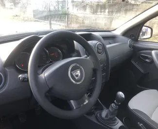 Innenraum von Dacia Duster zur Miete in Albanien. Ein großartiges 5-Sitzer Fahrzeug mit Schaltgetriebe Getriebe.