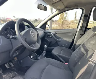 Innenraum von Dacia Duster zur Miete in Albanien. Ein großartiges 5-Sitzer Fahrzeug mit Schaltgetriebe Getriebe.