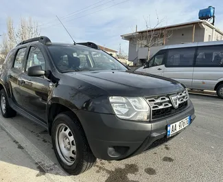 Frontansicht eines Mietwagens Dacia Duster in Tirana, Albanien ✓ Auto Nr.9282. ✓ Schaltgetriebe TM ✓ 0 Bewertungen.