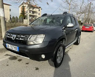 Frontansicht eines Mietwagens Dacia Duster in Tirana, Albanien ✓ Auto Nr.9320. ✓ Schaltgetriebe TM ✓ 0 Bewertungen.