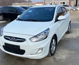 Frontansicht eines Mietwagens Hyundai Accent in Durres, Albanien ✓ Auto Nr.8964. ✓ Automatisch TM ✓ 0 Bewertungen.