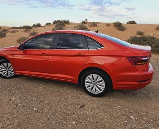 Innenraum von Volkswagen Jetta zur Miete in VAE. Ein großartiges 5-Sitzer Fahrzeug mit Automatisch Getriebe.