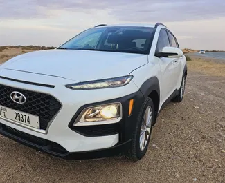 Frontansicht eines Mietwagens Hyundai Kona in Dubai, VAE ✓ Auto Nr.7098. ✓ Automatisch TM ✓ 0 Bewertungen.