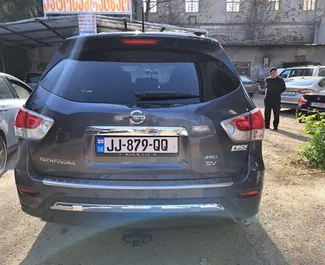 Benzin 3,5L Motor von Nissan Pathfinder 2014 zur Miete in Tiflis.