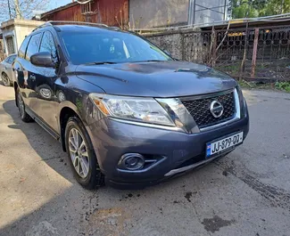 Frontansicht eines Mietwagens Nissan Pathfinder in Tiflis, Georgien ✓ Auto Nr.9115. ✓ Automatisch TM ✓ 0 Bewertungen.