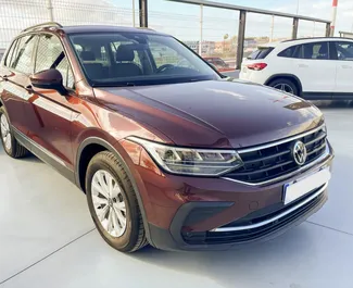 Frontansicht eines Mietwagens Volkswagen Tiguan am Flughafen Teneriffa Süd, Spanien ✓ Auto Nr.9508. ✓ Schaltgetriebe TM ✓ 0 Bewertungen.