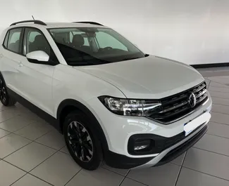 Frontansicht eines Mietwagens Volkswagen T-Cross am Flughafen Teneriffa Süd, Spanien ✓ Auto Nr.9506. ✓ Schaltgetriebe TM ✓ 0 Bewertungen.