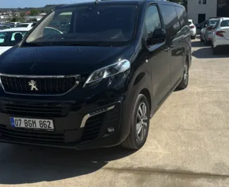 Frontansicht eines Mietwagens Peugeot Expert Traveller am Flughafen Antalya, Türkei ✓ Auto Nr.8088. ✓ Automatisch TM ✓ 0 Bewertungen.