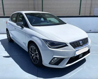 Frontansicht eines Mietwagens SEAT Ibiza am Flughafen Teneriffa Süd, Spanien ✓ Auto Nr.9504. ✓ Automatisch TM ✓ 0 Bewertungen.