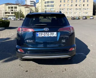 Innenraum von Toyota Rav4 zur Miete in Georgien. Ein großartiges 5-Sitzer Fahrzeug mit Automatisch Getriebe.