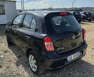 Frontansicht eines Mietwagens Nissan Micra am Flughafen von Tirana, Albanien ✓ Auto Nr.9370. ✓ Schaltgetriebe TM ✓ 0 Bewertungen.