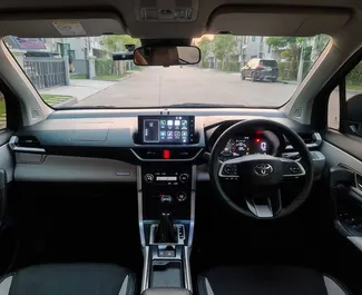 Innenraum von Toyota Veloz zur Miete in Thailand. Ein großartiges 7-Sitzer Fahrzeug mit Automatisch Getriebe.