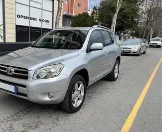 Frontansicht eines Mietwagens Toyota Rav4 am Flughafen von Tirana, Albanien ✓ Auto Nr.9372. ✓ Schaltgetriebe TM ✓ 0 Bewertungen.