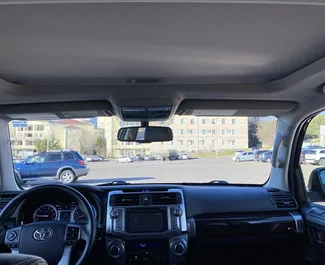 Innenraum von Toyota 4 Runner zur Miete in Georgien. Ein großartiges 5-Sitzer Fahrzeug mit Automatisch Getriebe.