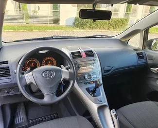 Vermietung Toyota Auris. Wirtschaft, Komfort Fahrzeug zur Miete in Albanien ✓ Kaution Einzahlung von 200 EUR ✓ Versicherungsoptionen KFZ-HV, TKV, VKV Plus, Ausland, Junge.