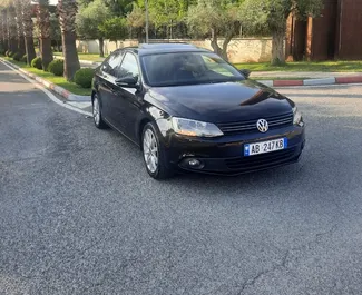 Frontansicht eines Mietwagens Volkswagen Jetta in Tirana, Albanien ✓ Auto Nr.9487. ✓ Automatisch TM ✓ 0 Bewertungen.